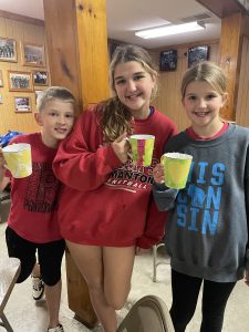 Lookout Legends 4-H Club Make Gifts for Someone They are Thankful for!