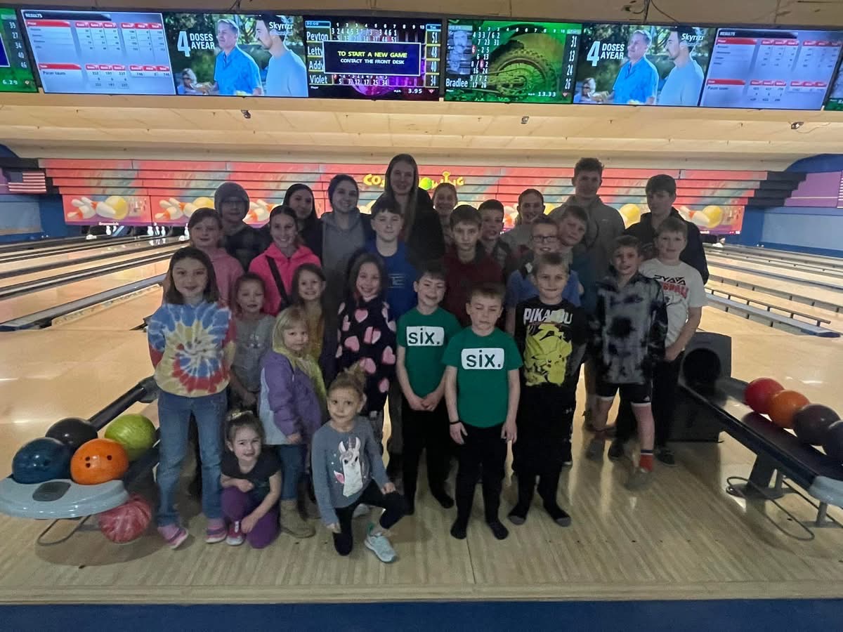 Hill and Hollow 4-H members in a group photo at the bowling alley 